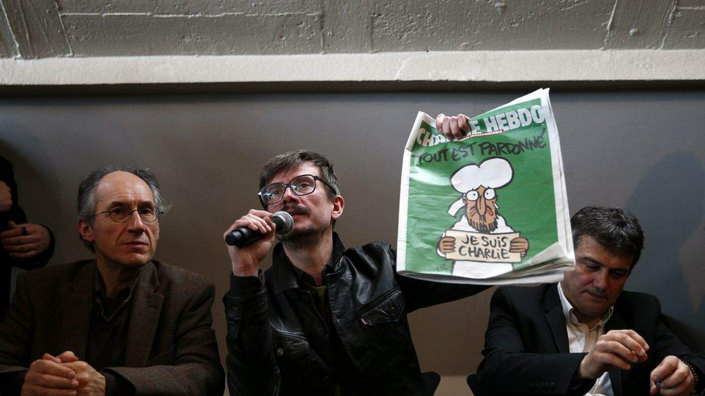 Gerard Biard, Luz e Patrick Pelloux durante la presentazione del numero speciale uscito a una settimana dalla strage in redazione