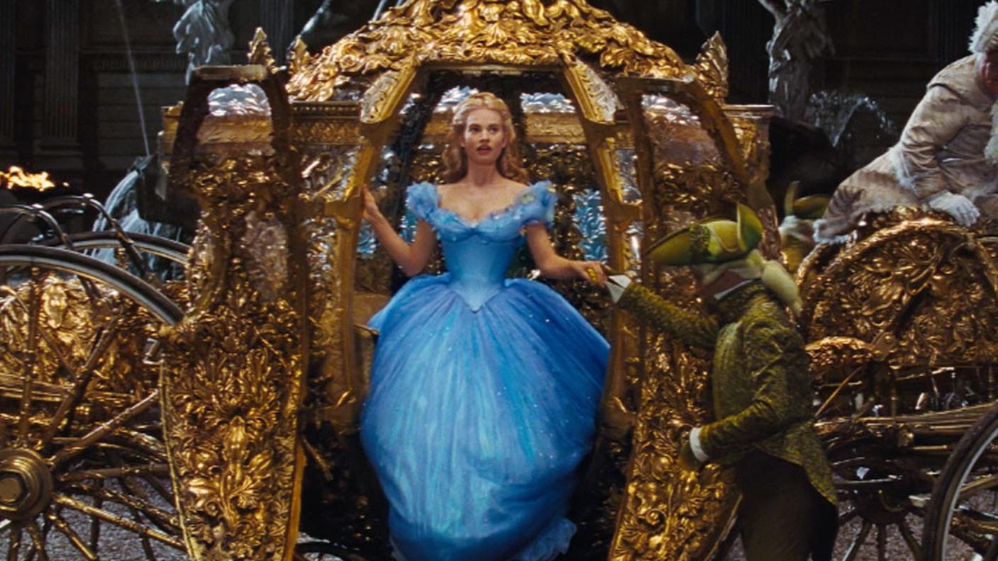 Cenerentola Lily James scende dalla carrozza zucca