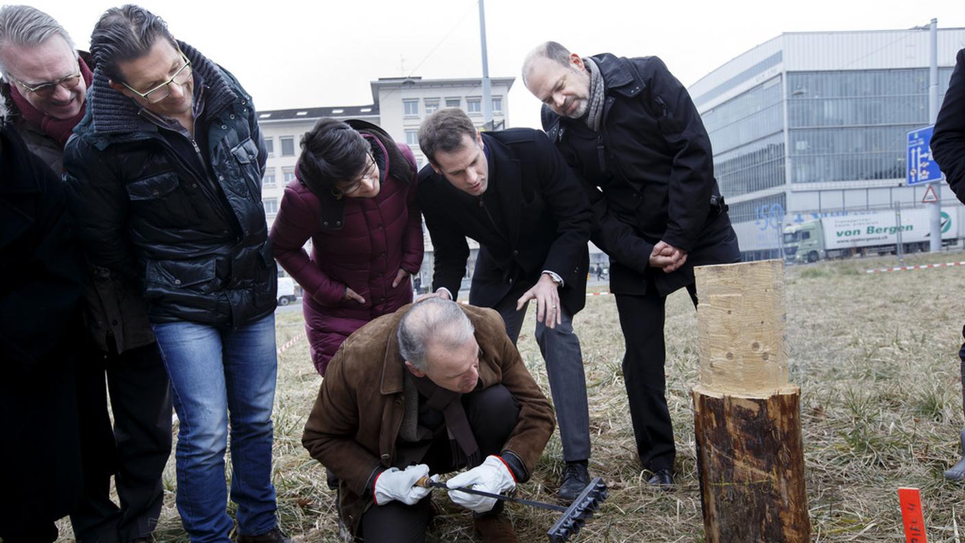 Uno dei pali sui quali verrà posata la scena effimera viene marcato a fuoco