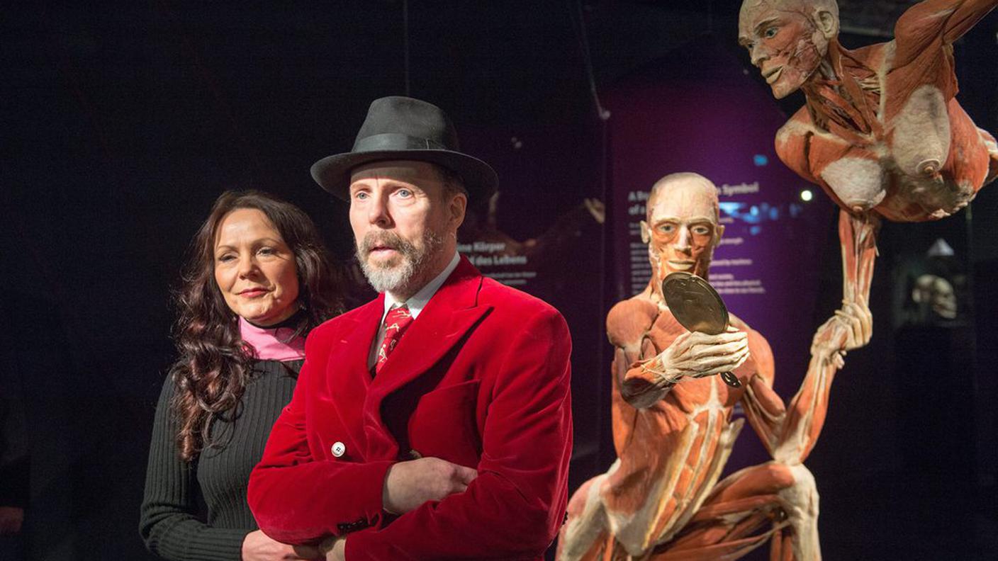 Gunther von Hagens e la moglie, Angelina Whalley, durante l'inaugurazione