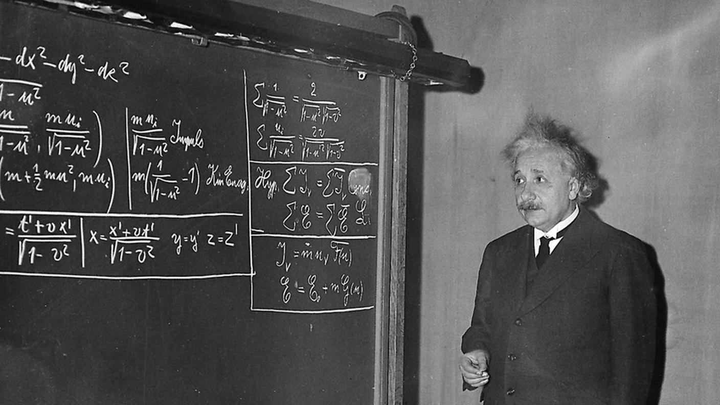 Lo scienziato mentre dimostra una delle sue teorie