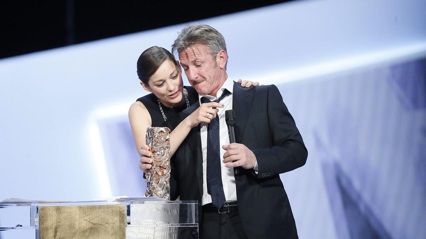 Sean Penn premiato da Marilon Cotillard