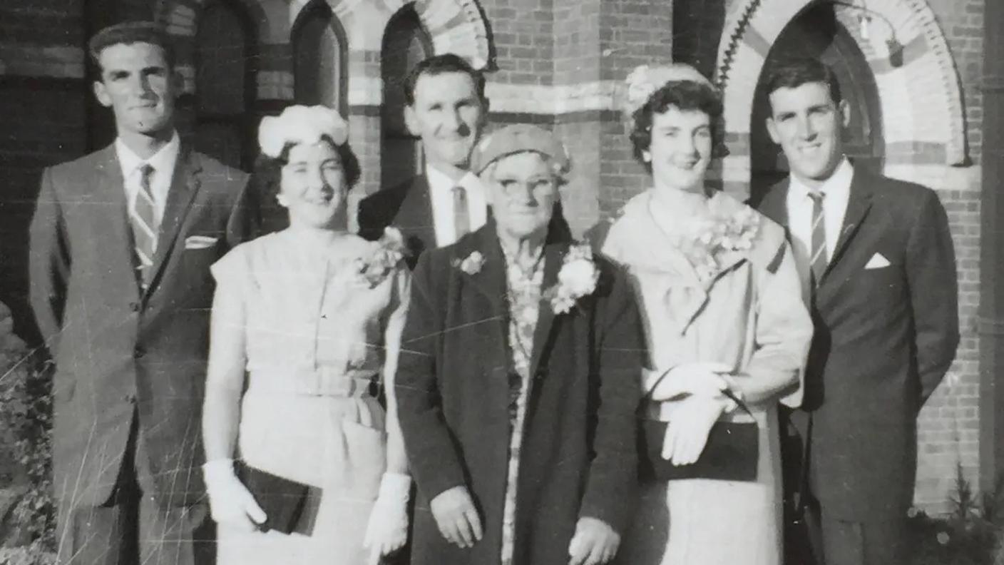 Madge-with-her-five-children.-Taken-in-Ballarat-Dec-1960.jpg