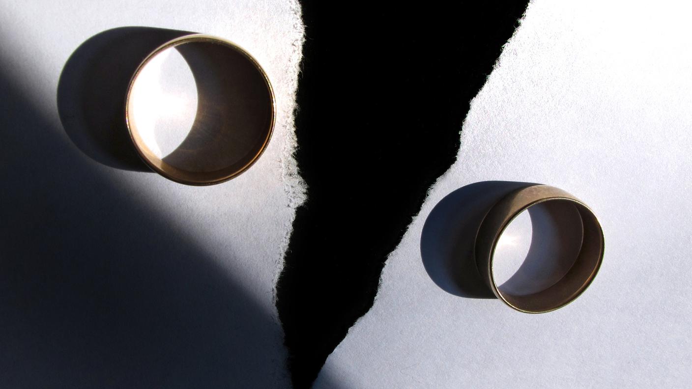 In media, il reddito delle madri con figli minorenni cala del 38% nei due anni successivi alla separazione, contro il 3% per i padri