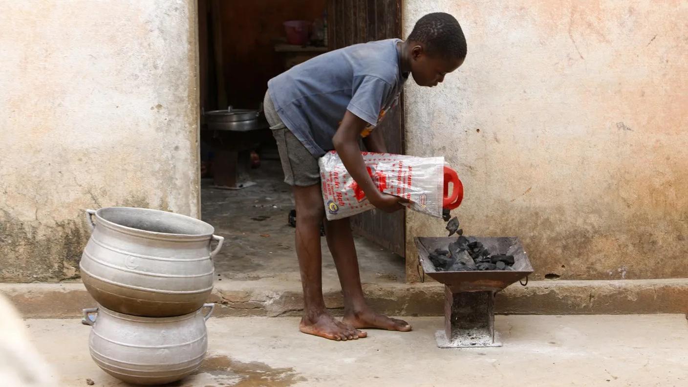 L’introduzione di fornelli più ecologici in Ghana è uno dei progetti sostenuti dalla Confederazione