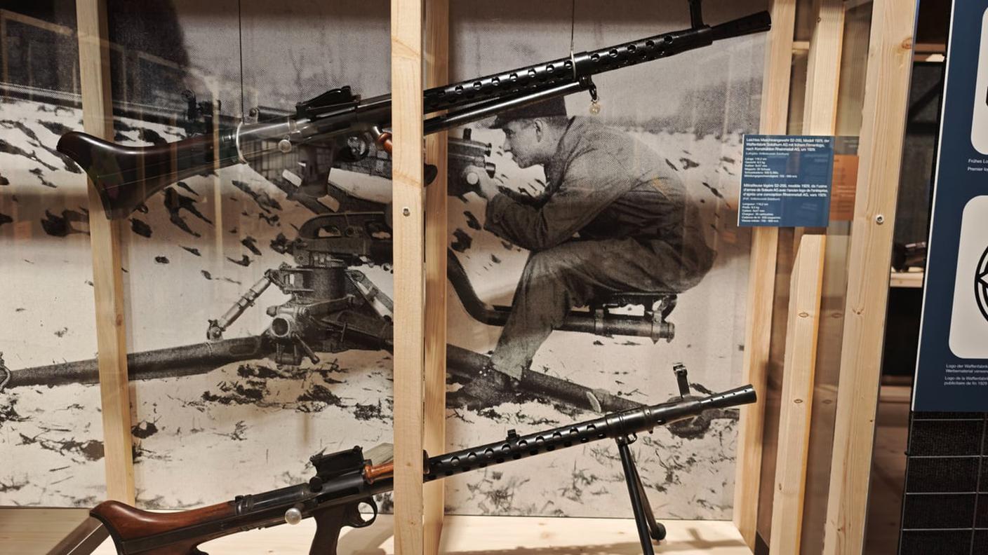 La mostra espone anche diverse armi prodotte a Zuchwil, come la mitragliatrice leggera S2-200, prodotta attorno al 1929