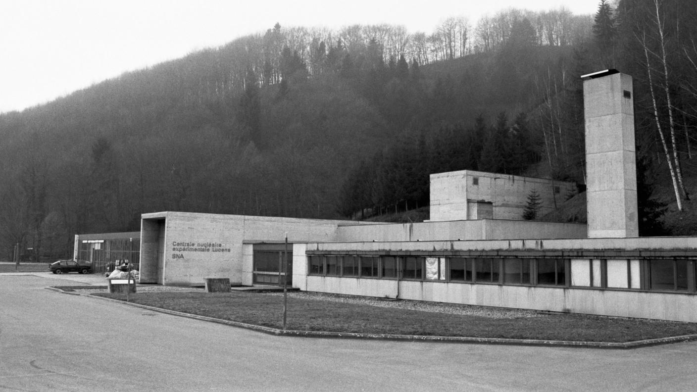 L'entrata della centrale nucleare fotografata nel 1989
