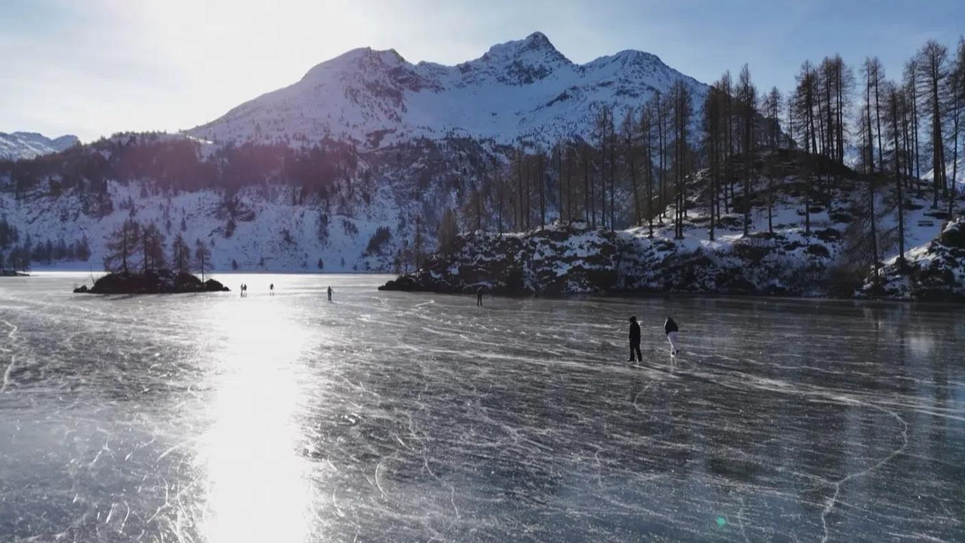 Le autorità non vietano o autorizzano ufficialmente l'accesso ai laghi ghiacciati
