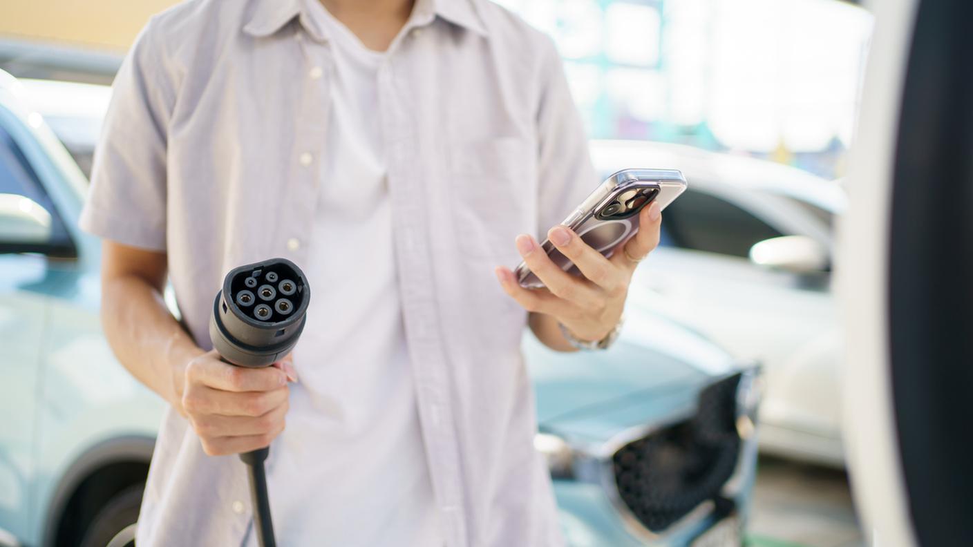 Un turista svizzero ha avuto due brutte sorprese cercando di ricaricare la sua auto elettrica