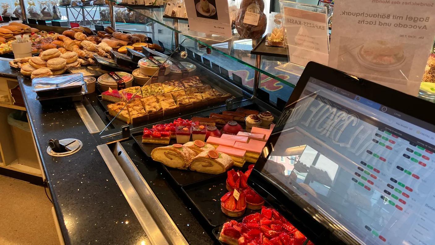 Sul display della cassa appaiono la previsione dell'intelligenza artificiale, gli ordini del personale e il bilancio delle vendite