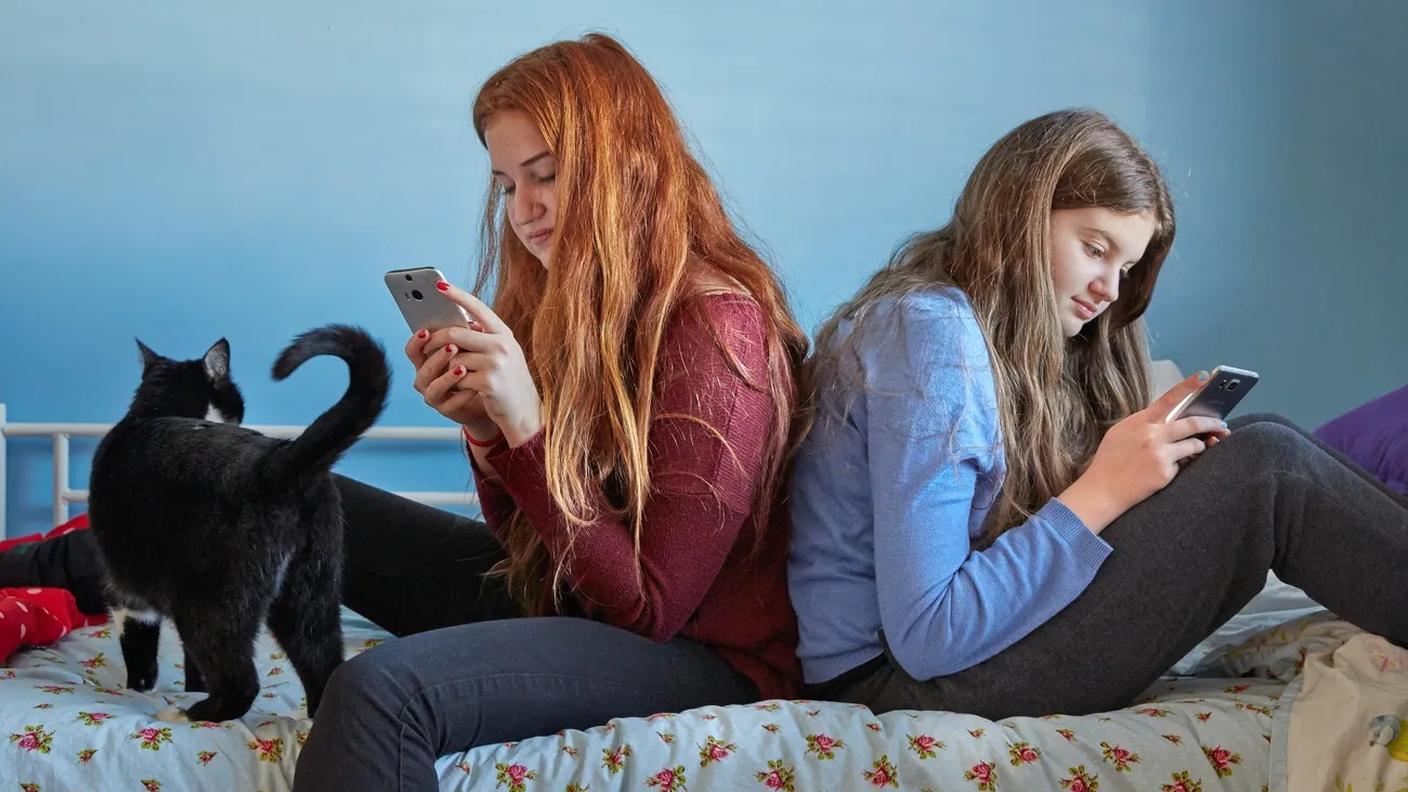 Lo scrolling compulsivo è uno dei motivi che ha portato in Australia al divieto di accesso alle maggiori piattaforme social ai minori di 16 anni