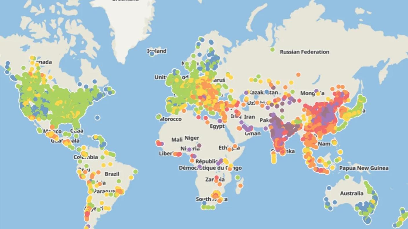 Legenda PM2,5: blu=valore di riferimento OMS (0-5) / verde chiaro=supera da 1 a 2 volte (5.1-10) / giallo=supera da 2 a 3 volte (10.1-15) / arancione=supera da 3 a 5 volte (15.1-25) / rosso=supera da 5 a 7 volte (25.1-35) / viola=supera da 7 a 10 volte (35.1-50) / marrone=supera più di 10 volte (>50.1)