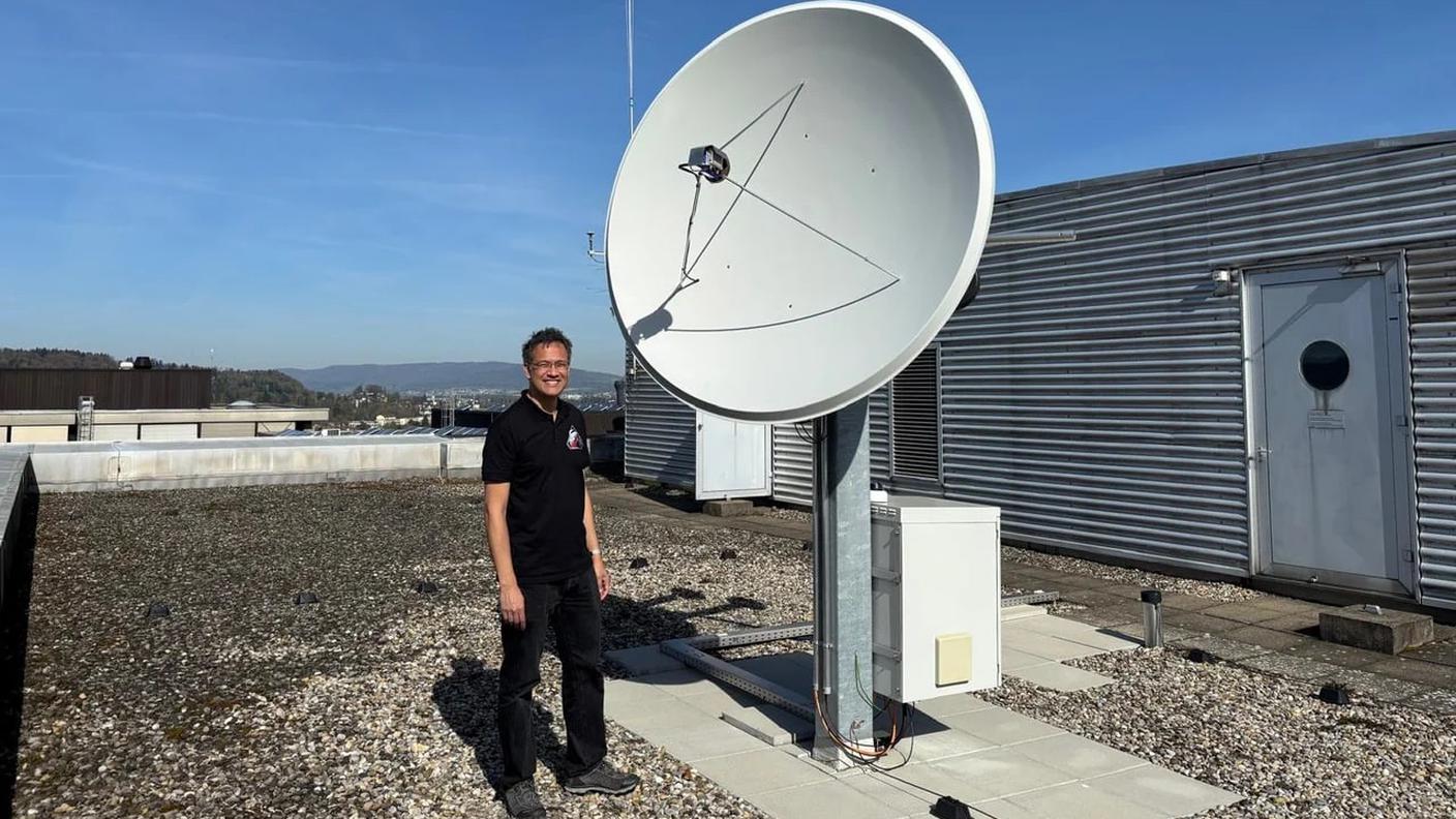 Il fisico Achim Vollhardt davanti all'antenna con cui ha seguito la capsula spaziale Orion e che normalmente è utilizzata per la formazione degli studenti