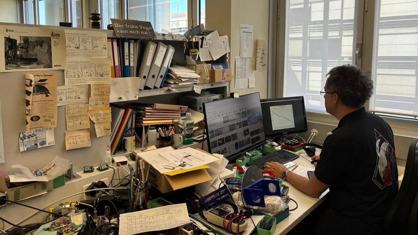 Nel laboratorio di elettronica dell'Istituto di fisica, un comune computer controlla l'antenna e memorizza i dati