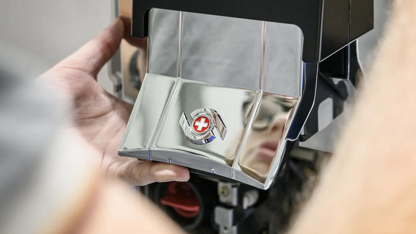 La croce svizzera su una macchina da caffè Thermoplan appena prodotta