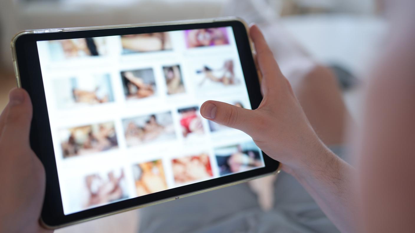 I contenuti a sfondo sessuale vengono creati con l'IA sovrapponendo il volto di una persona reale a un altro corpo