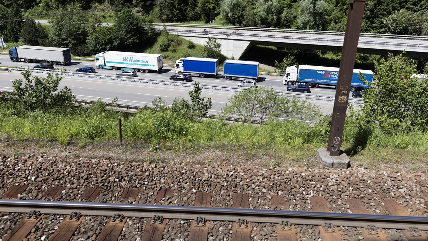 Lo scorso anno quasi un milione di mezzi pesanti hanno attraversato le Alpi, contro i 650'000 previsti dalla legge