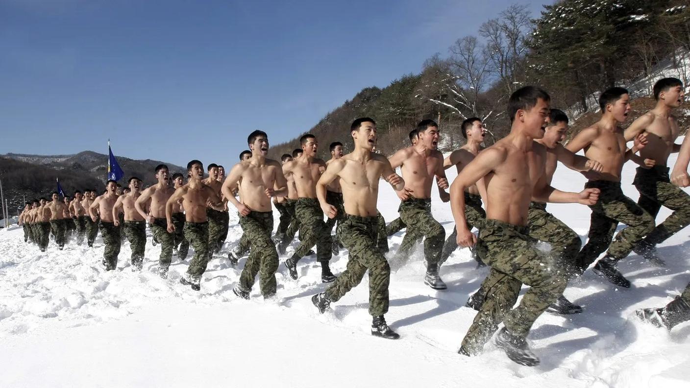 Tecnicamente in guerra con il vicino a nord, la Corea del Sud prevede un servizio militare obbligatorio della durata tra 18 e 21 mesi