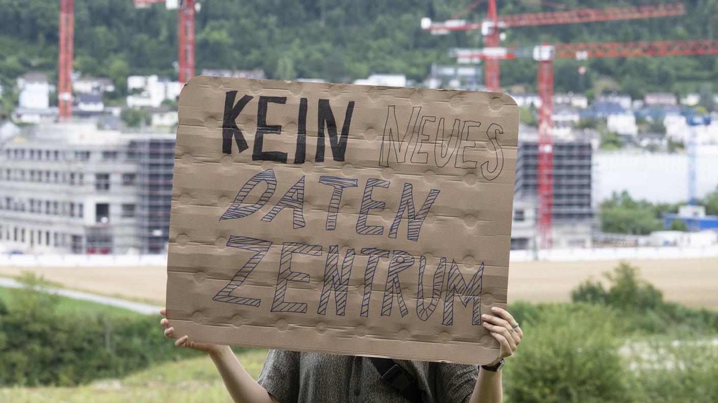 Un attivista contro il futuro centro dati a Beringen, nel canton Sciaffusa, a inizio luglio
