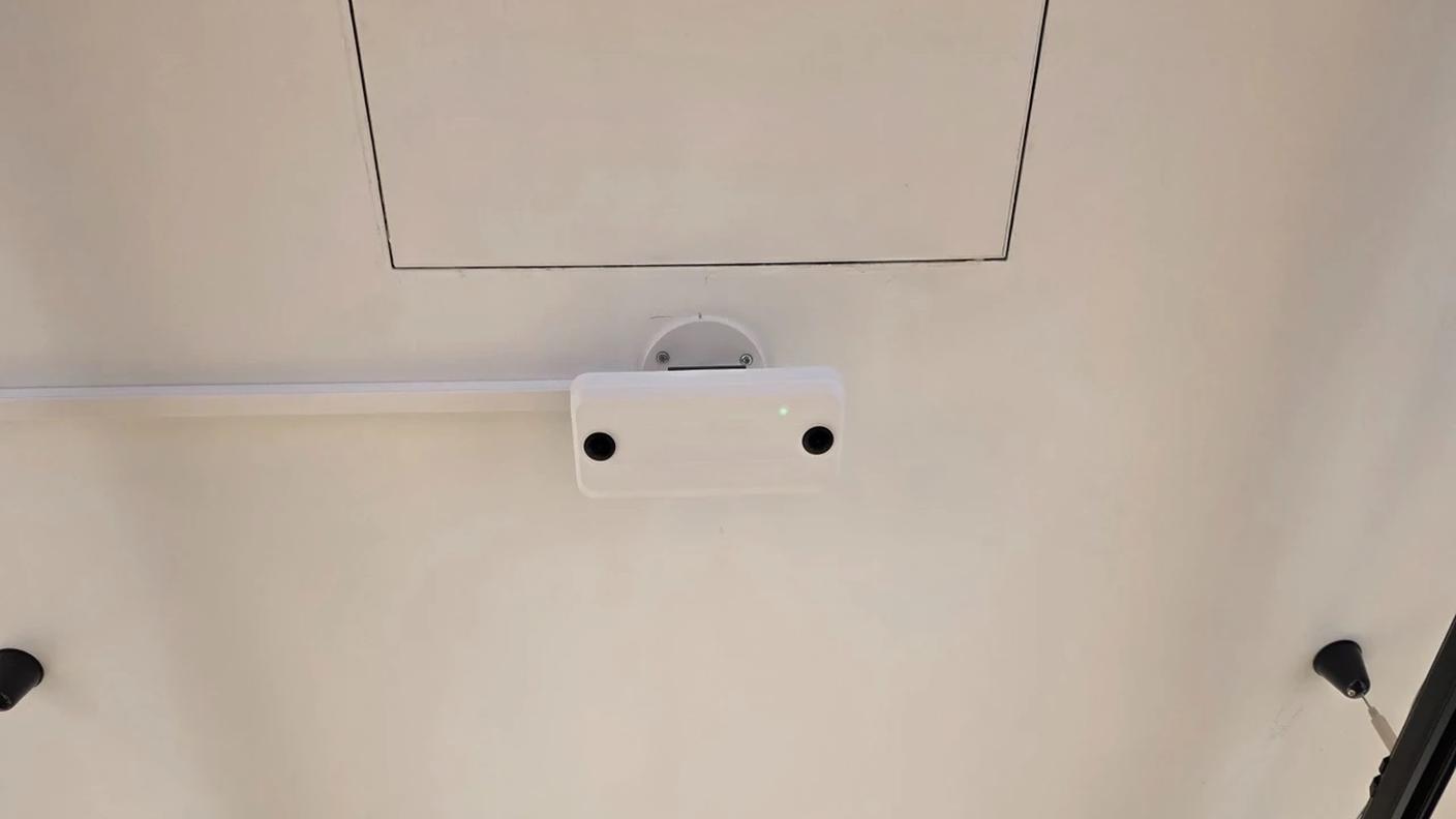 I sensori di movimento rilevano dove si dirigono i clienti e quanto tempo devono aspettare. Secondo Swisscom non viene utilizzato il riconoscimento facciale. Vengono memorizzati in forma anonima solo i dati di posizionamento.