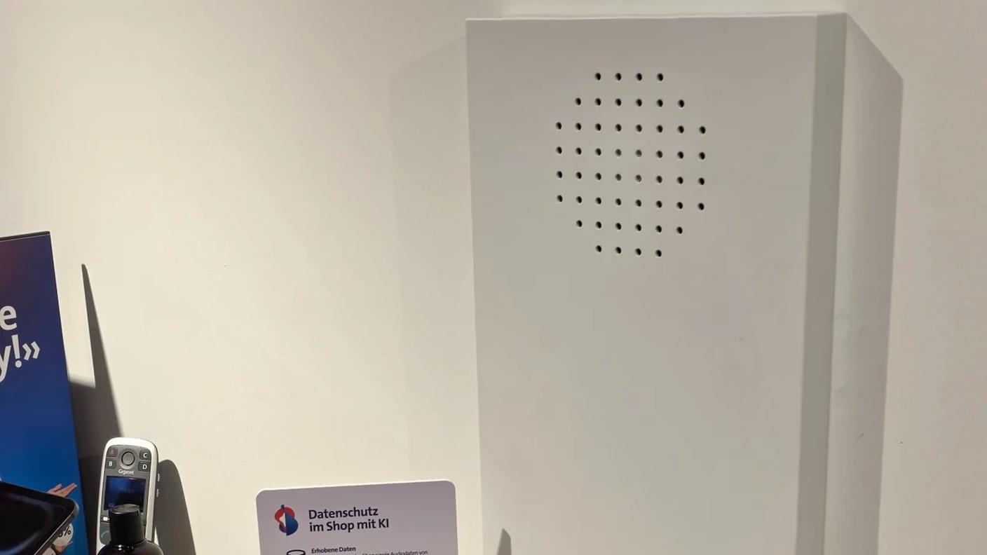 Un microfono registra le conversazioni. I collaboratori informano preventivamente la clientela e la registrazione avviene solo con il consenso esplicito. L'IA analizza il testo anonimizzato della traccia audio.