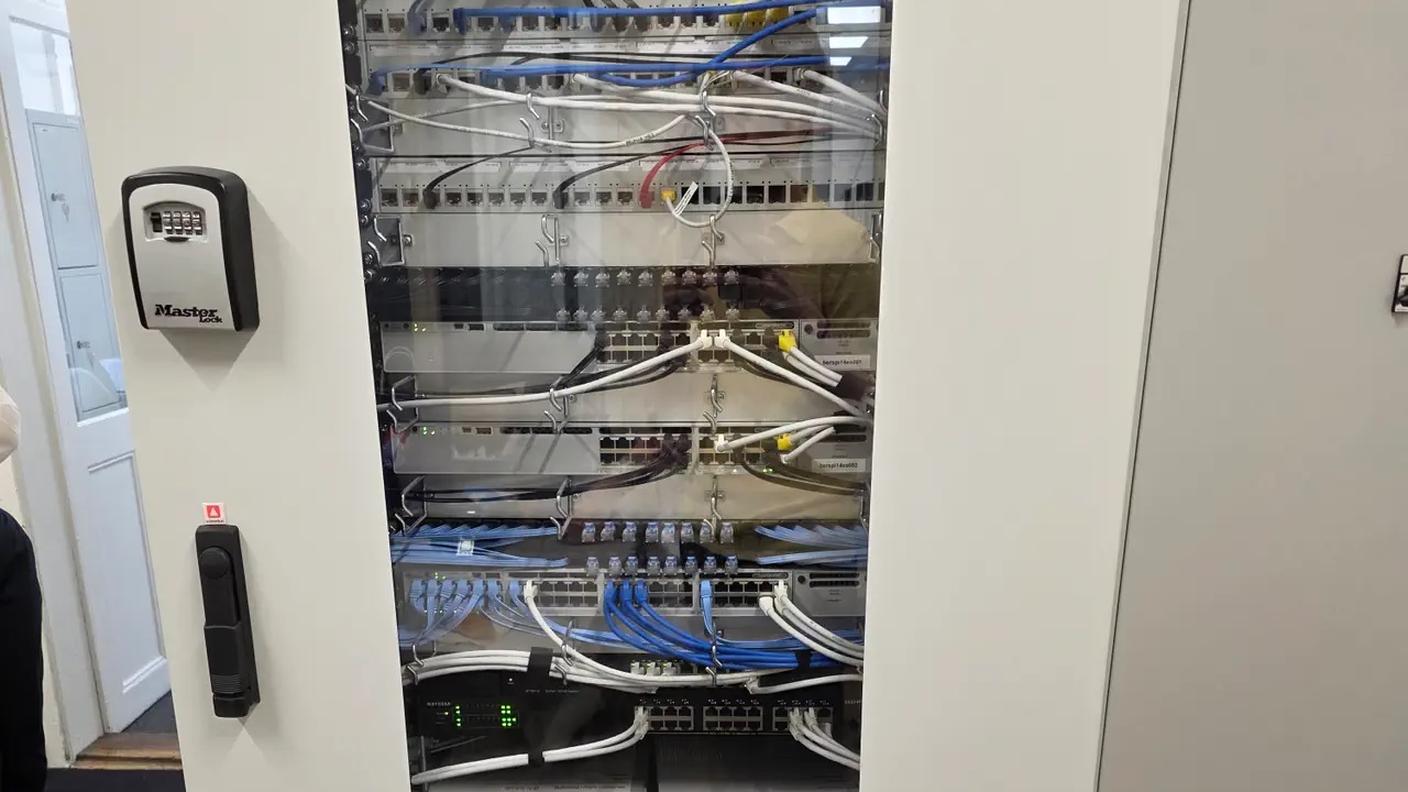 I dati vengono elaborati nel server di Swisscom al piano superiore del negozio di Berna. Secondo Swisscom, la sicurezza è una priorità assoluta. Le tracce audio vengono trasmesse tramite cavo LAN, quindi non sono collegate a Internet e di conseguenza sono protette da attacchi informatici.