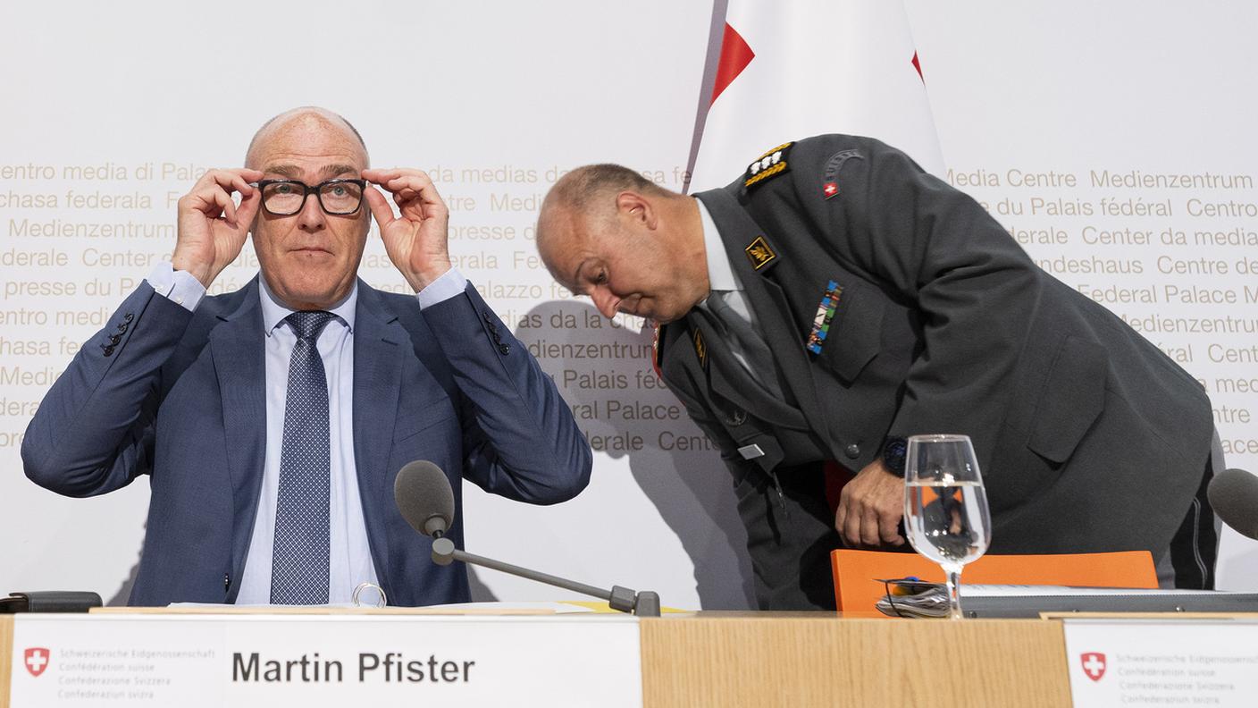 Il consigliere federale Martin Pfister e il capo dell'esercito Benedikt Roos durante la conferenza stampa del 24 giugno