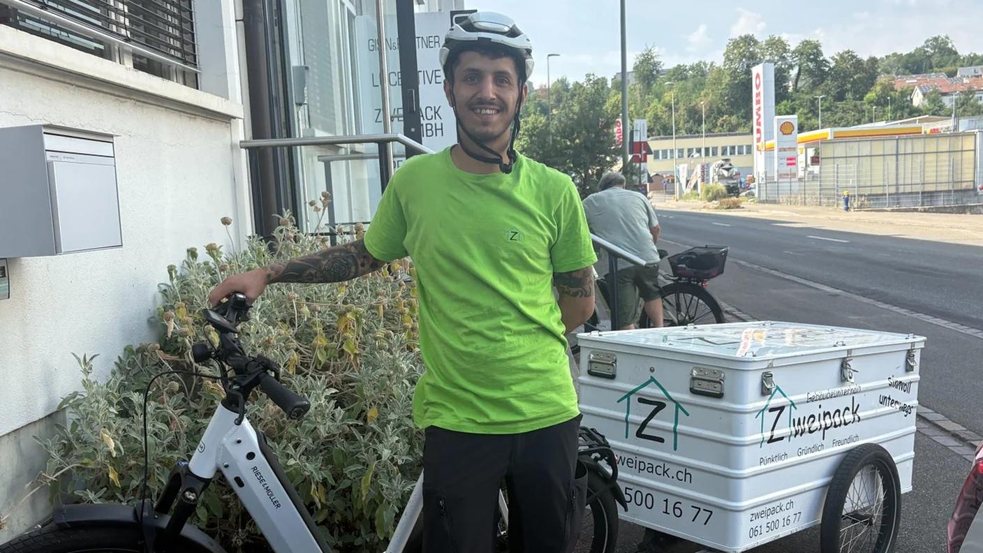 Erol Ramazan cerca un po' di refrigerio all'ombra
