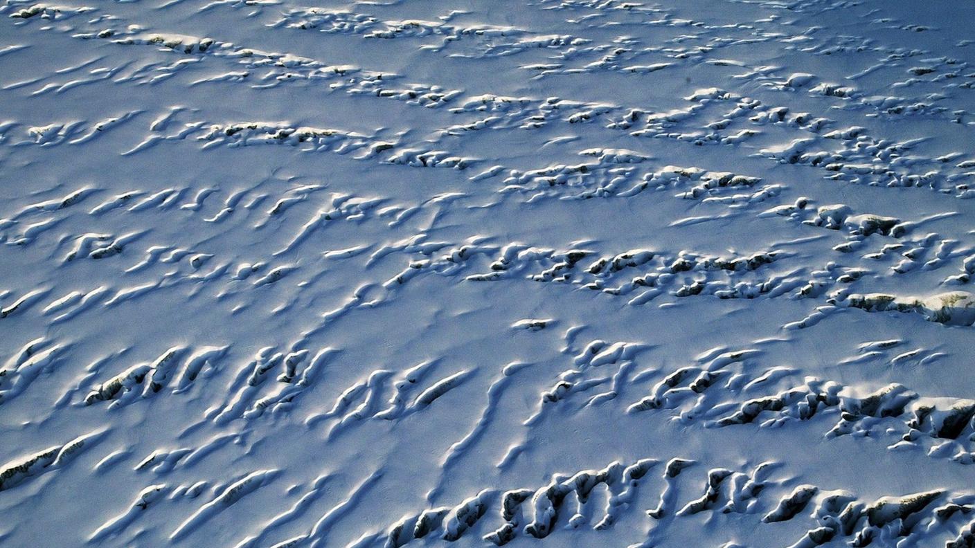 Le prime nevicate coprono i crepacci del ghiacciaio del Clariden, nel canton Giura