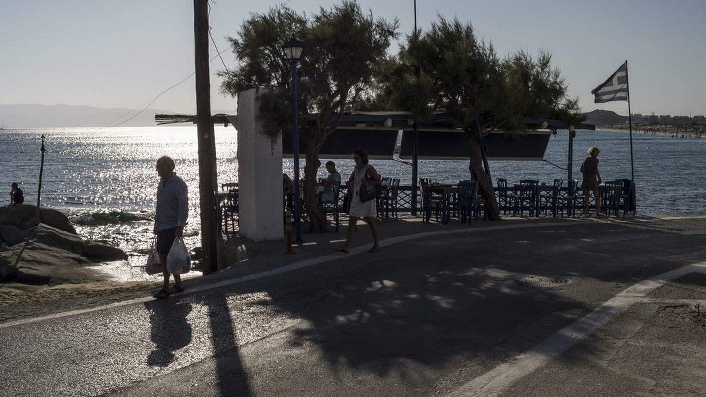 Grecia: al mare i turisti, dal mare i migranti
