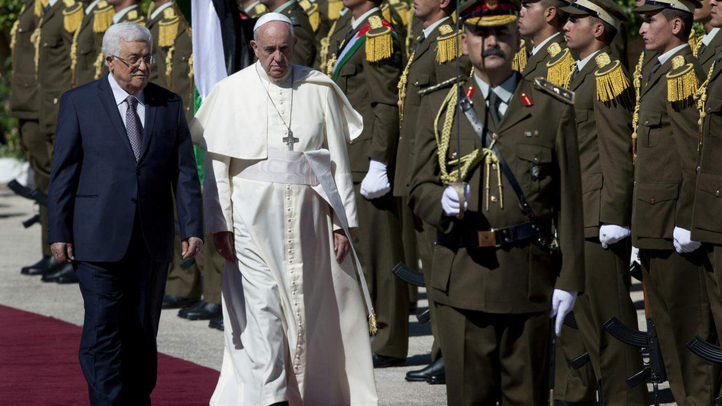 Papa Francesco accolto da Abu Mazen