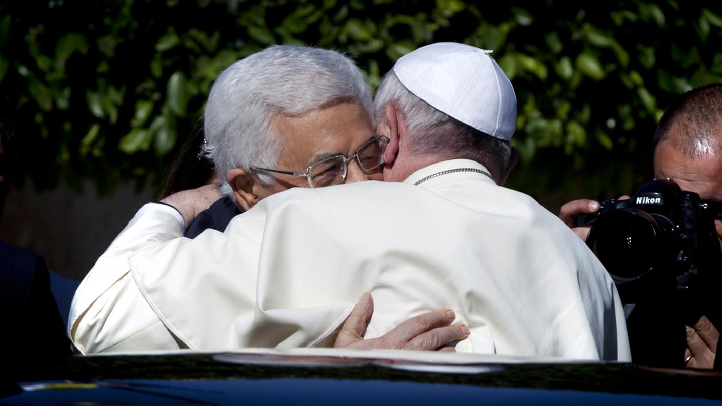 L'abbraccio tra il Papa e presidente palestinese