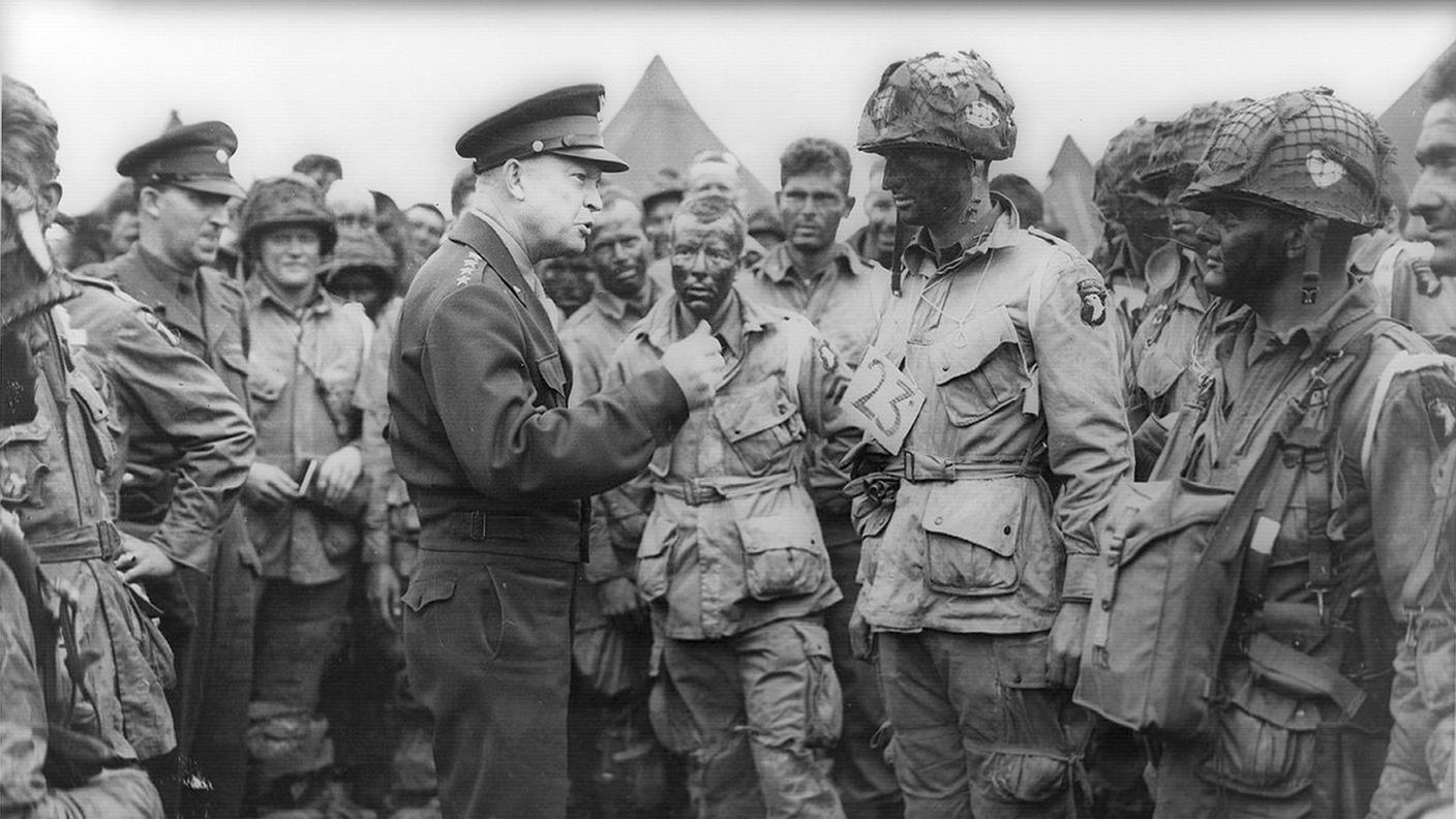 Il comandante supremo delle forze alleate, il generale statunitense Dwight David Eisenhower, parla alle truppe statunitensi stanziate in Inghilterra il giorno prima dello sbarco (reuters)