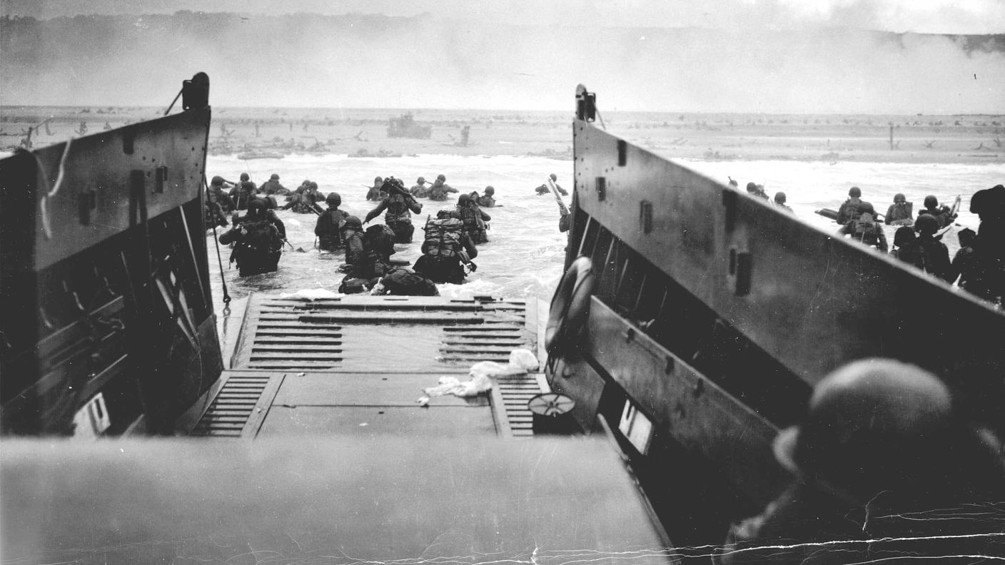 Il D-Day: le truppe angloamericane scendono dai mezzi  blindati a Omaha Beach, il nome in codice di una delle cinque spiagge della Normandia su cui avvenne lo sbarco (reuters)
