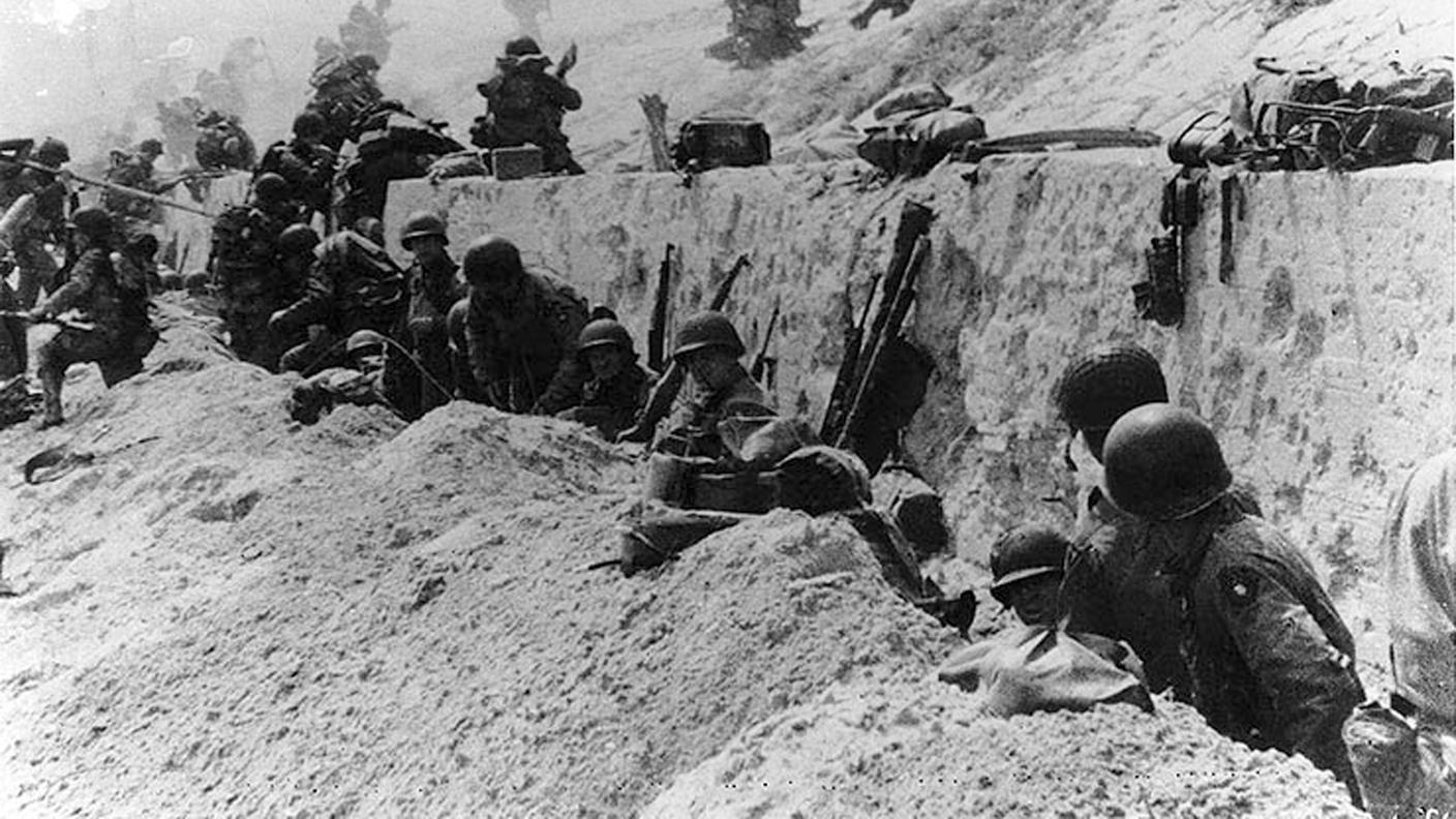 Le truppe costruiscono trincee su una delle spiagge del D-Day (reuters)