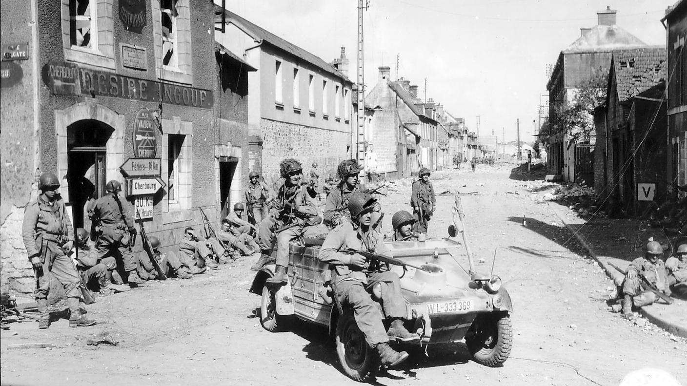 I soldati alleati guidano una kubelwagen rubata ai tedeschi per le strade di  Carentan (reuters)