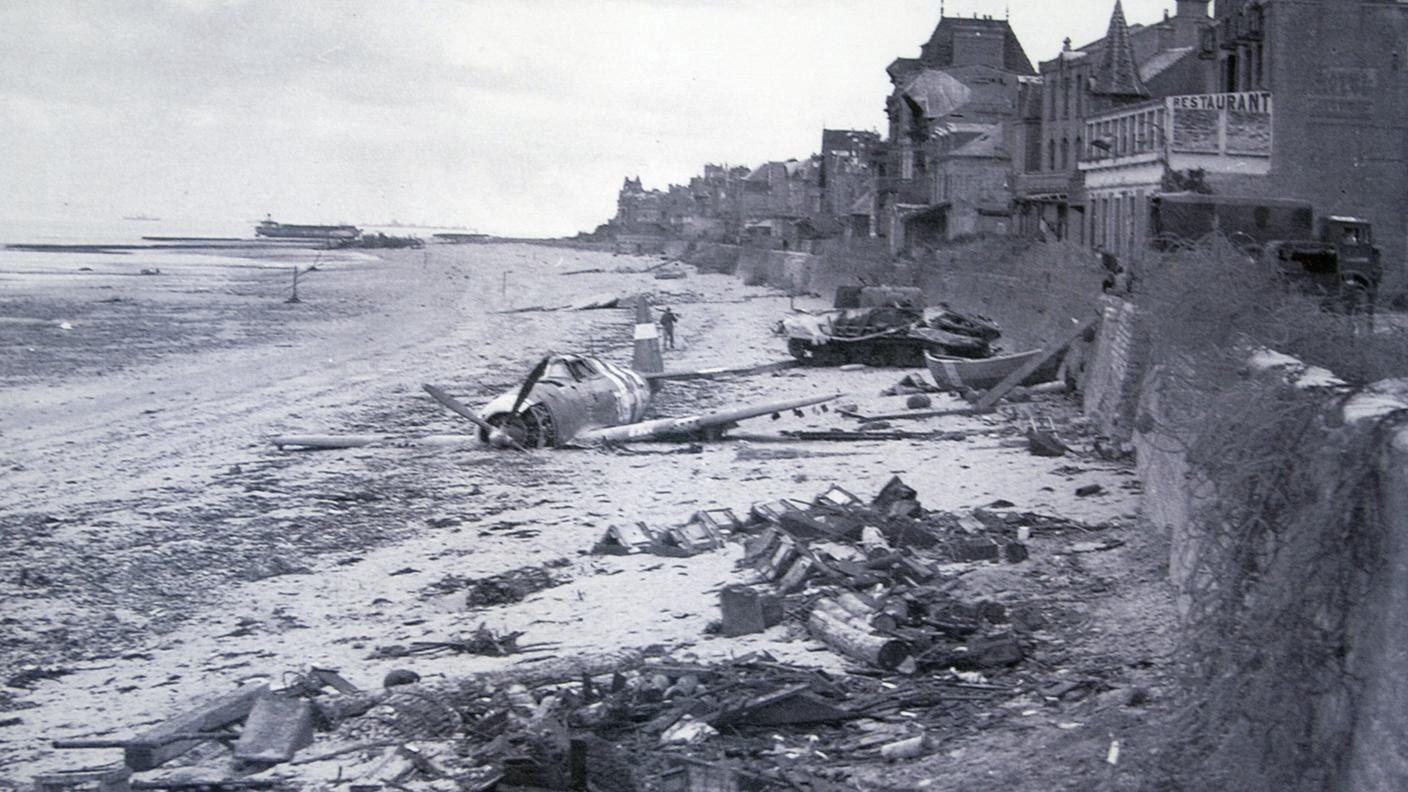 Un aereo statunitense abbattuto dall’artiglieria tedesca a Juno Beach, nome in codice della spiaggia fra  Saint-Aubin-sur-Mer, a est, eCourseulles-sur-Mer (reuters)