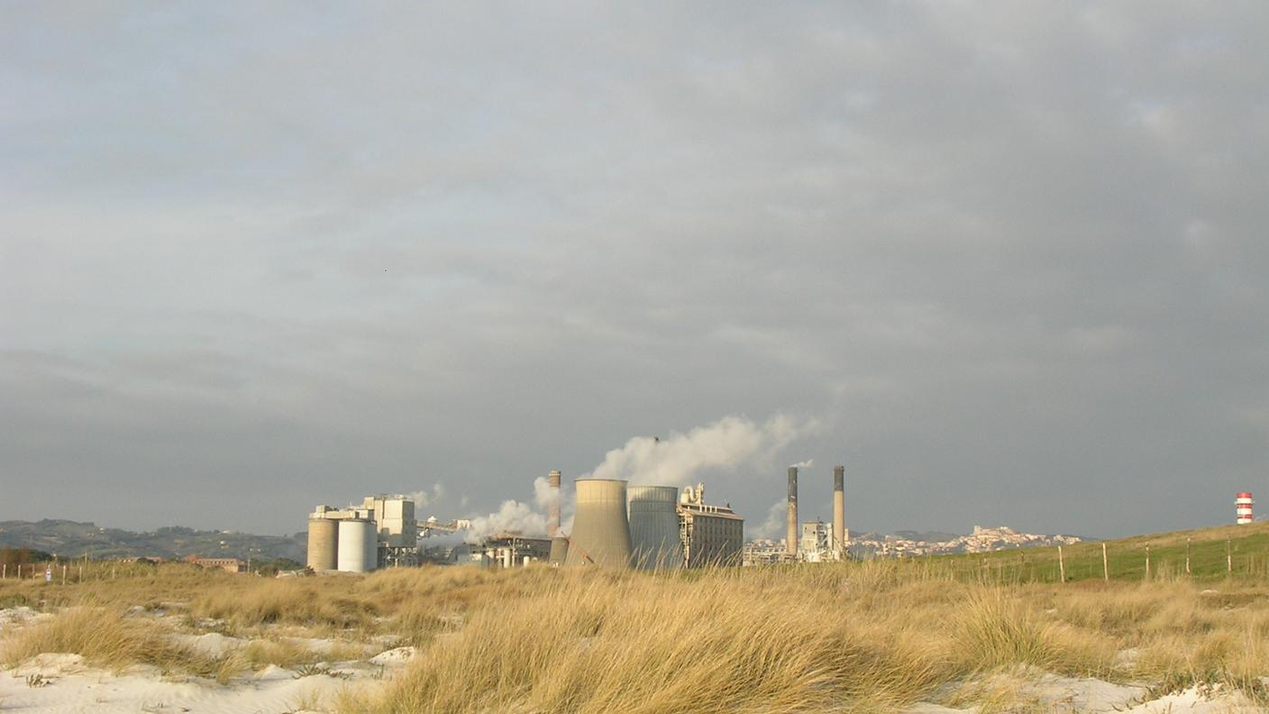 Le industrie Solvay viste dalla spiaggia