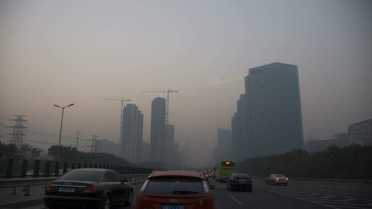 Pechino sotto la cappa di smog dovuta al traffico e alle altre attività umane