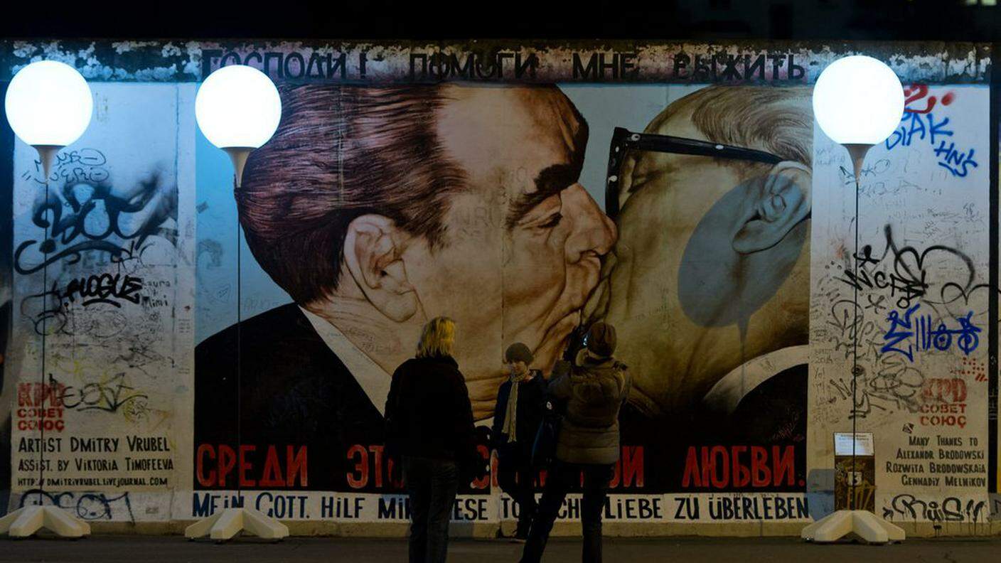Sul Muro: il bacio alla sovietica del 1979 tra Honecker e Leonid Breznev