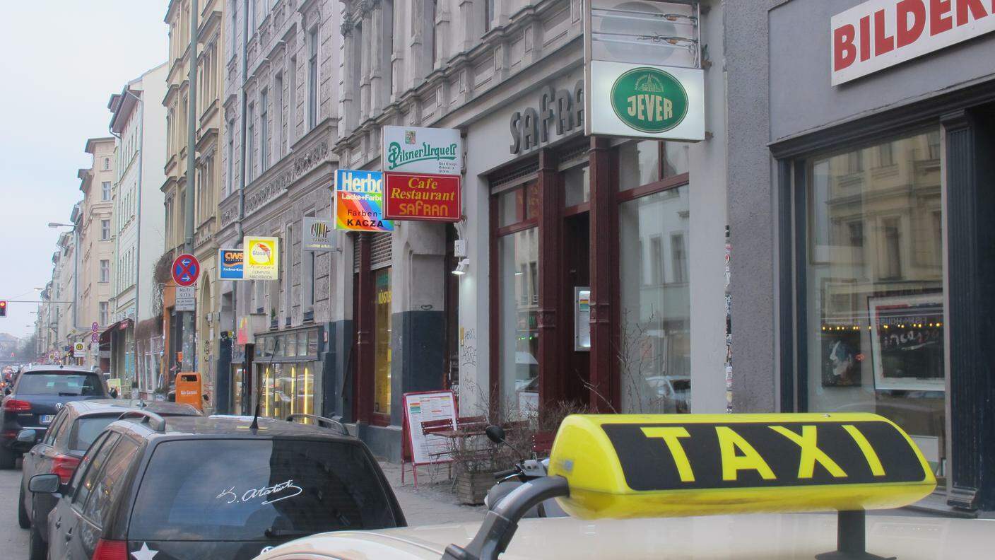 Taxi berlinese davanti al ristorante iraniano Safran.JPG