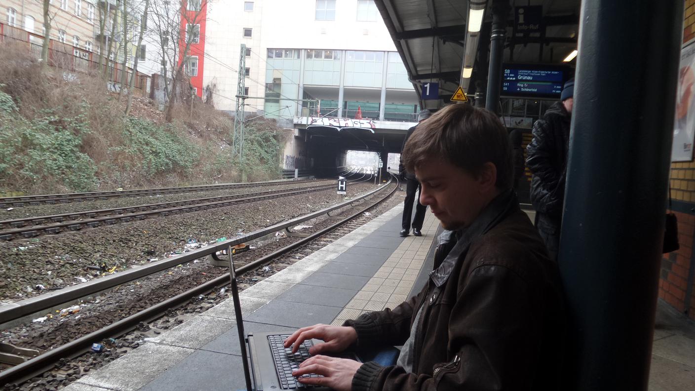 Nik Afanasjew, uno degli autori della Maratona Ring vicino ai binari della S-Bahn