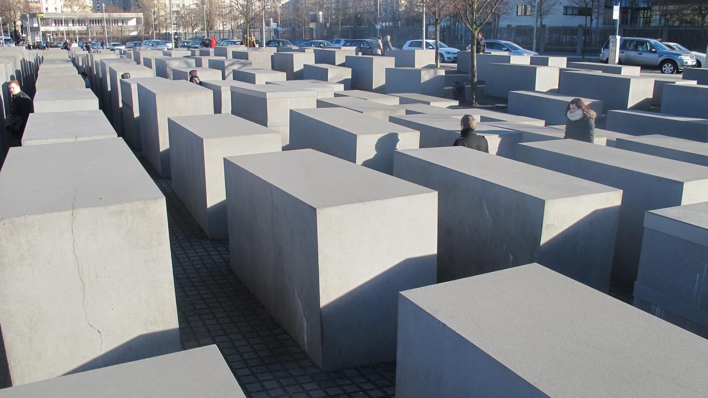 Le crepe che solcano le stele del Memoriale