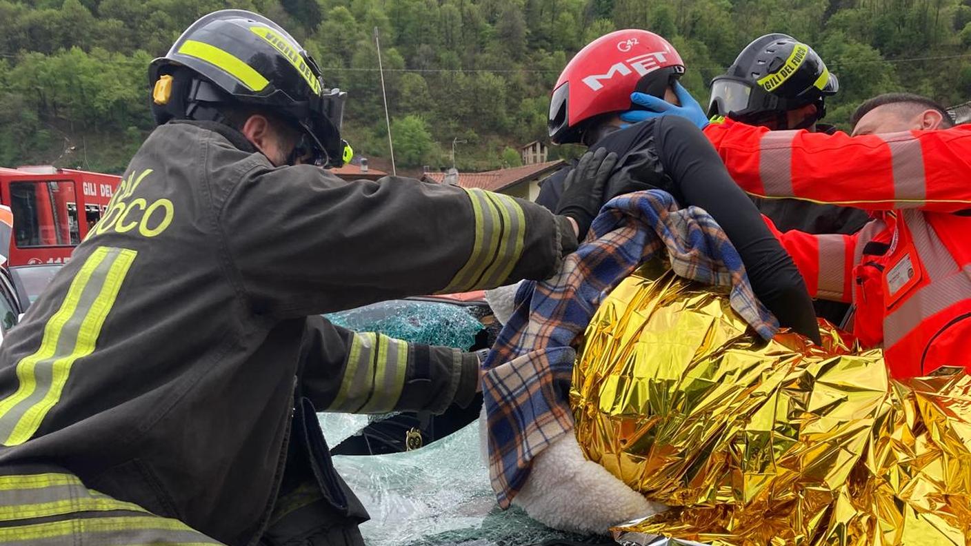 Le operazioni di soccorso del ciclista a Cremenaga