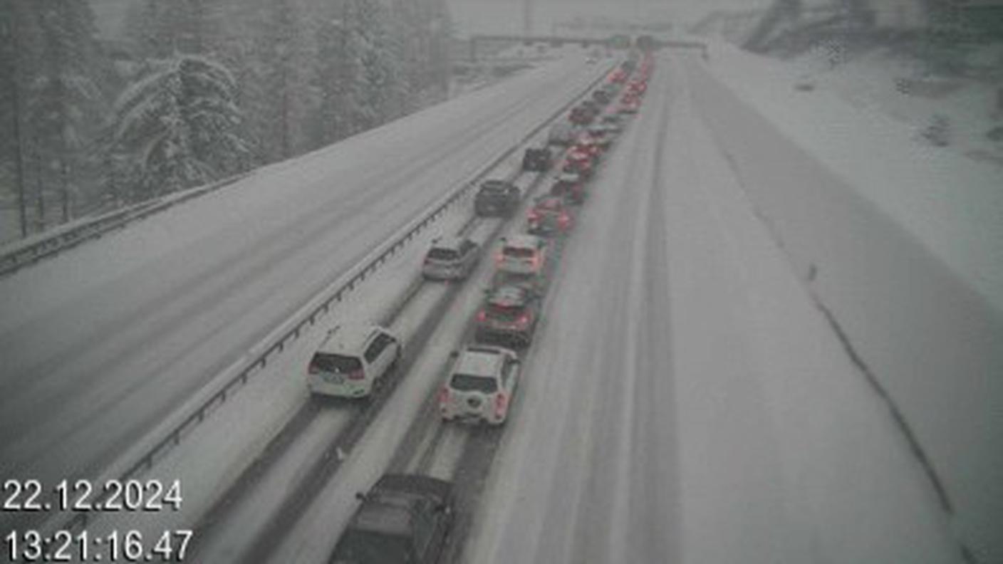 Si invita alla pudenza, neve anche sulla A2 tra la galleria del S. Gottardo e Faido 