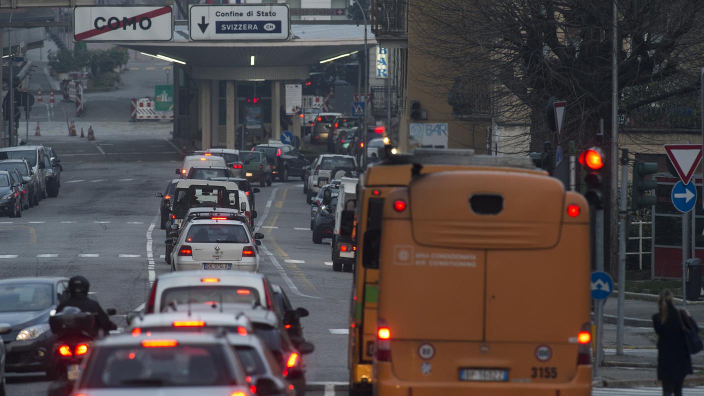 Frontalieri in coda la mattina presto ai valichi svizzeri