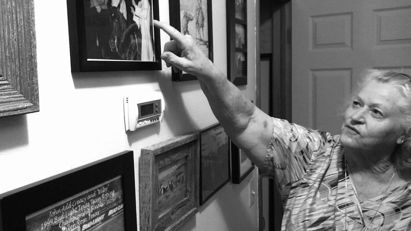 Eva Wheeler mostra le foto di cow boy della contea di Miami, in Texas, Tra loro anche suo marito... e lei stessa, oggi pensionata 73enne dopo 30 anni di lavoro come infermiera
