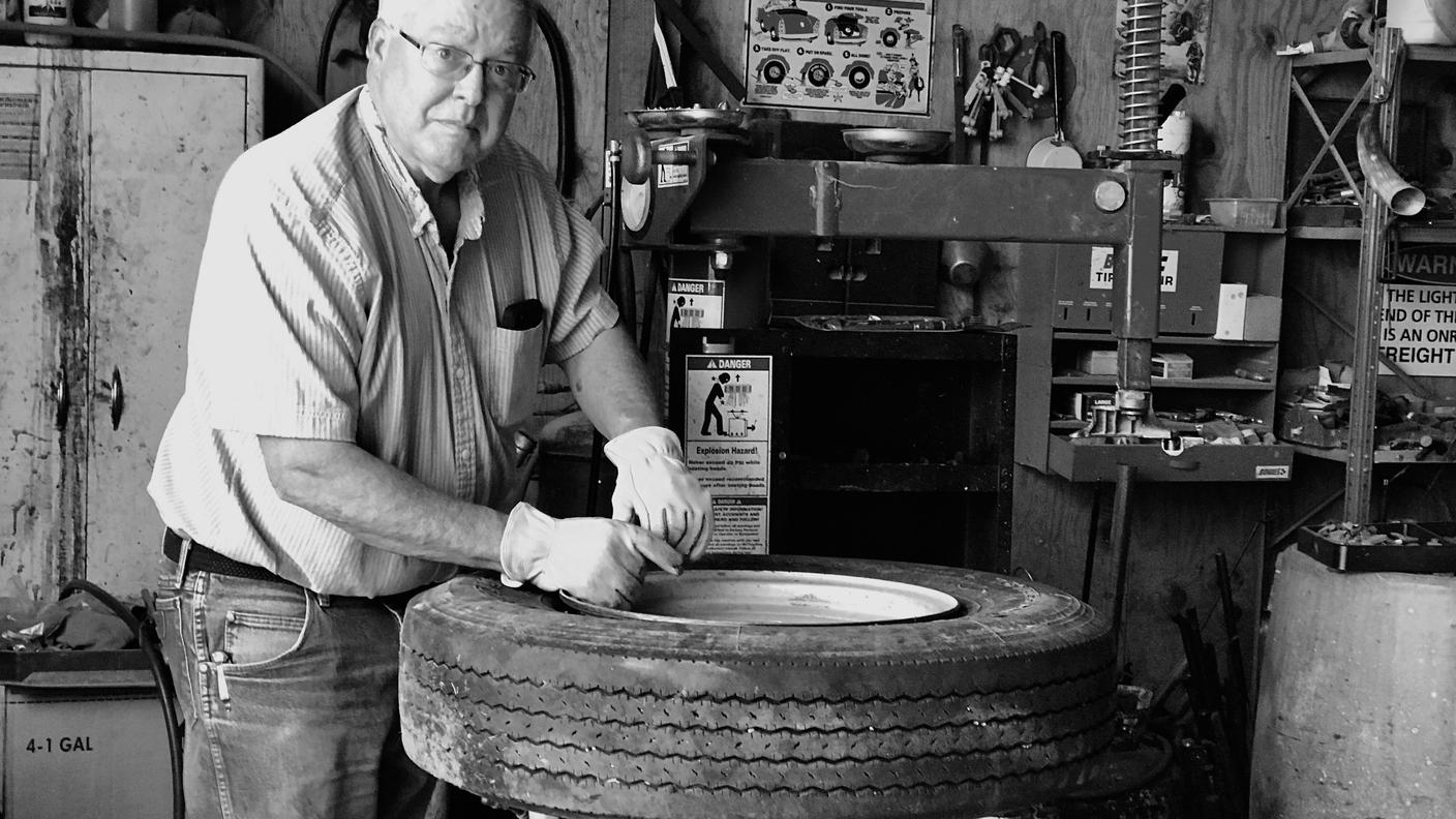 Rick Tennant, il giudice-gommista che per hobby ripara gli penumatici, quando è libero dagli impegni in tribunale