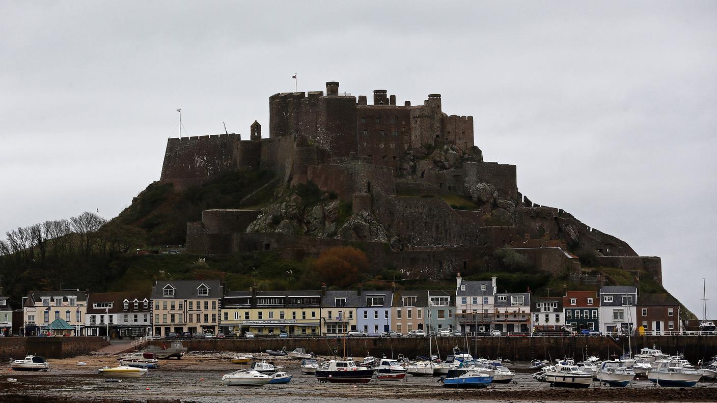 L'isola di Jersey sormontata dal castello di Mont Orgueil