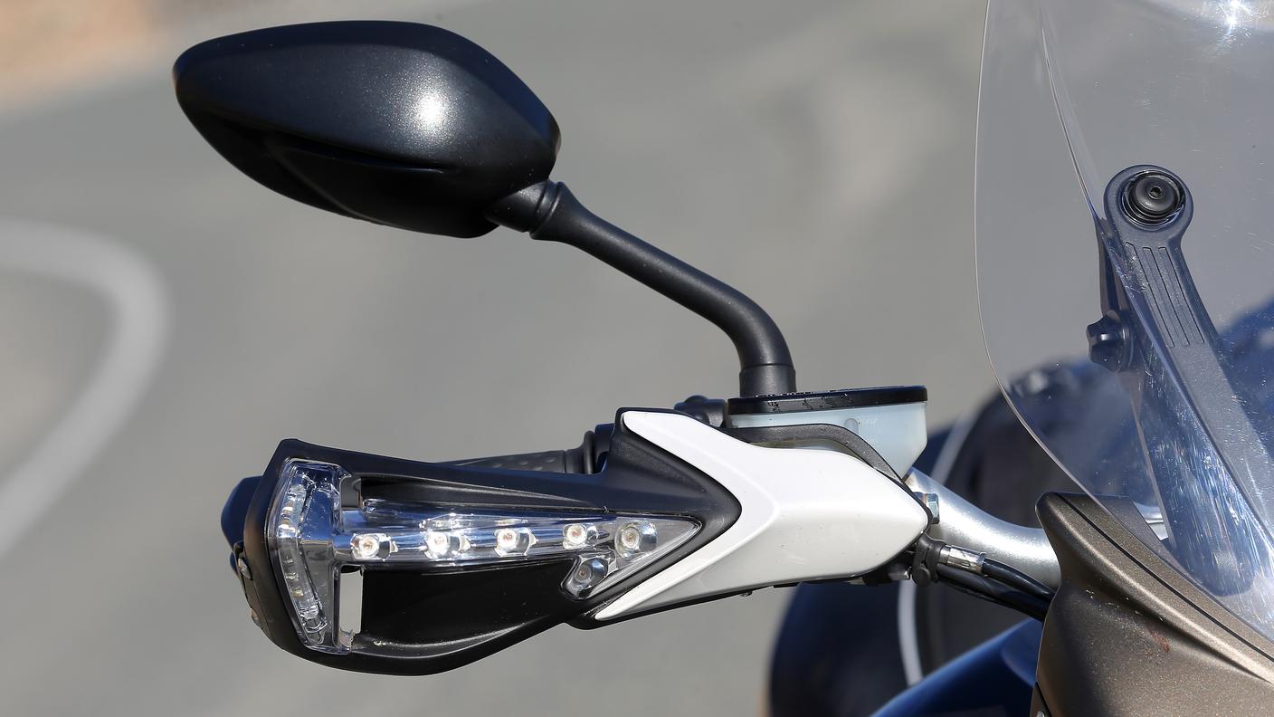 Il particolare di frecce e luci sul paramani